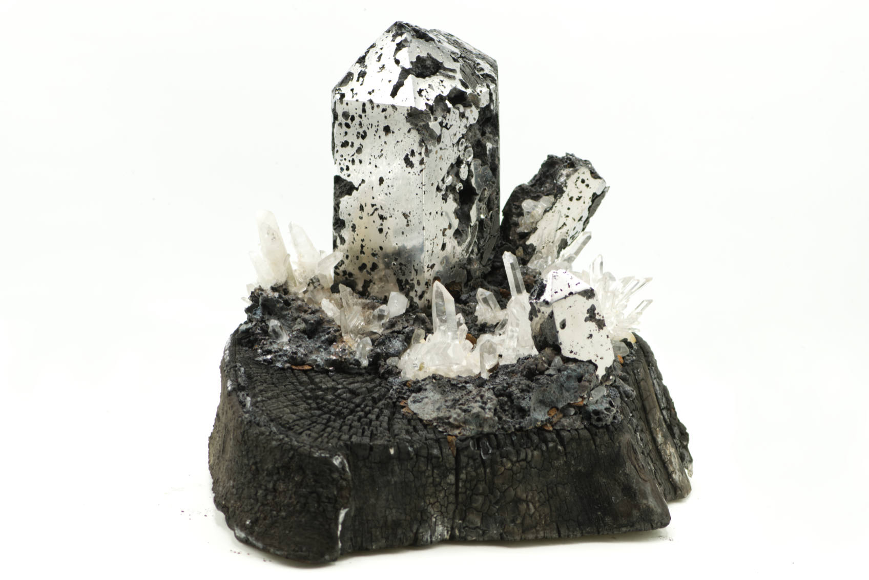 Sculpture métallique microcristalline, Du minerai au cristal, loupe d’acier et cristal