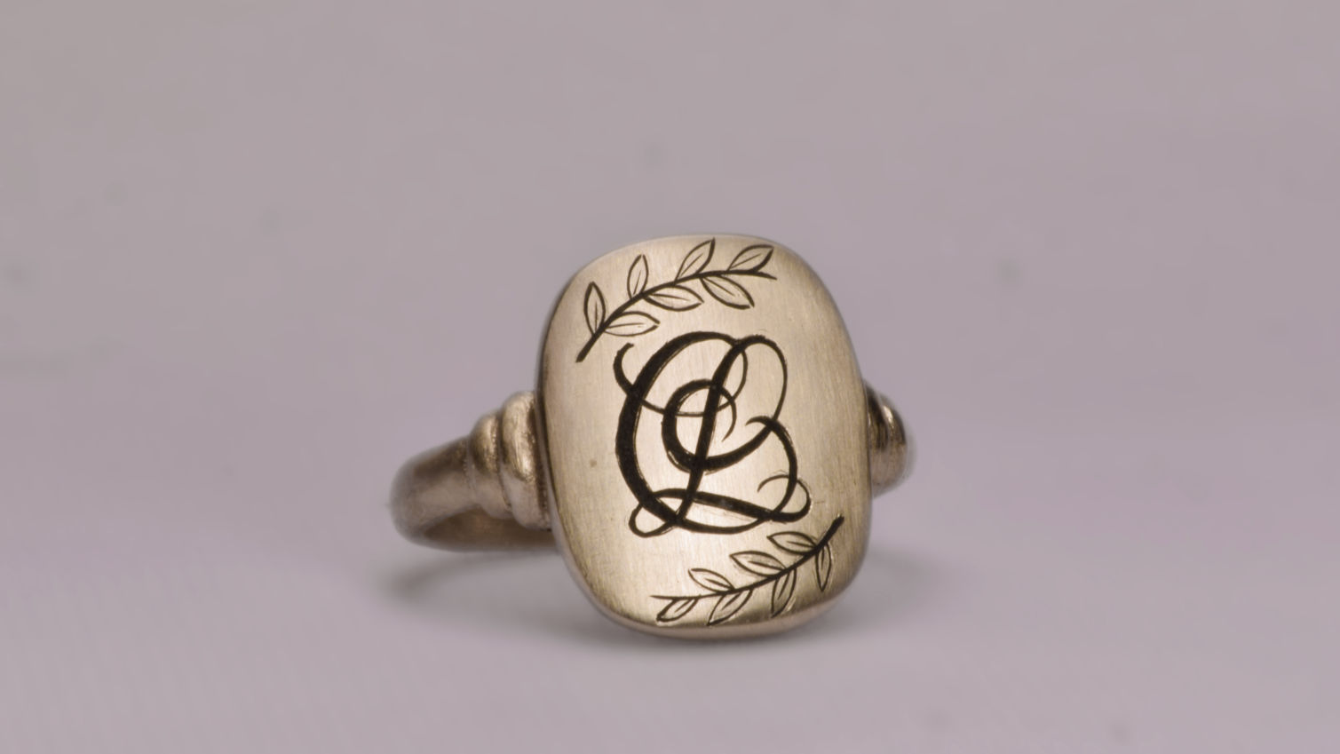 Bague en or jaune : initiales entrelacées et motif floral gravés main