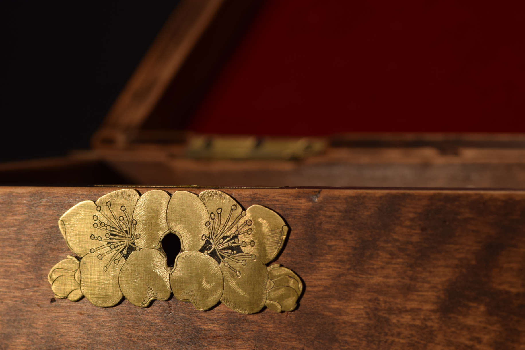 Serrure de la boîte à bijoux, motif floral gravé en taille douce