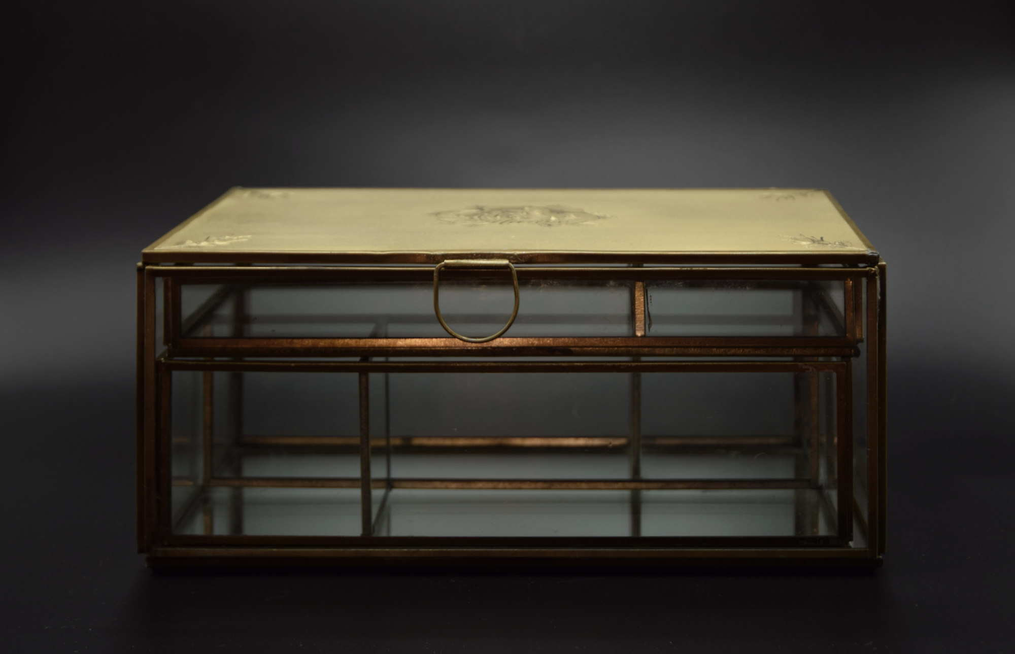 Boîte à bijoux en verre avec plaque en laiton gravée à la main