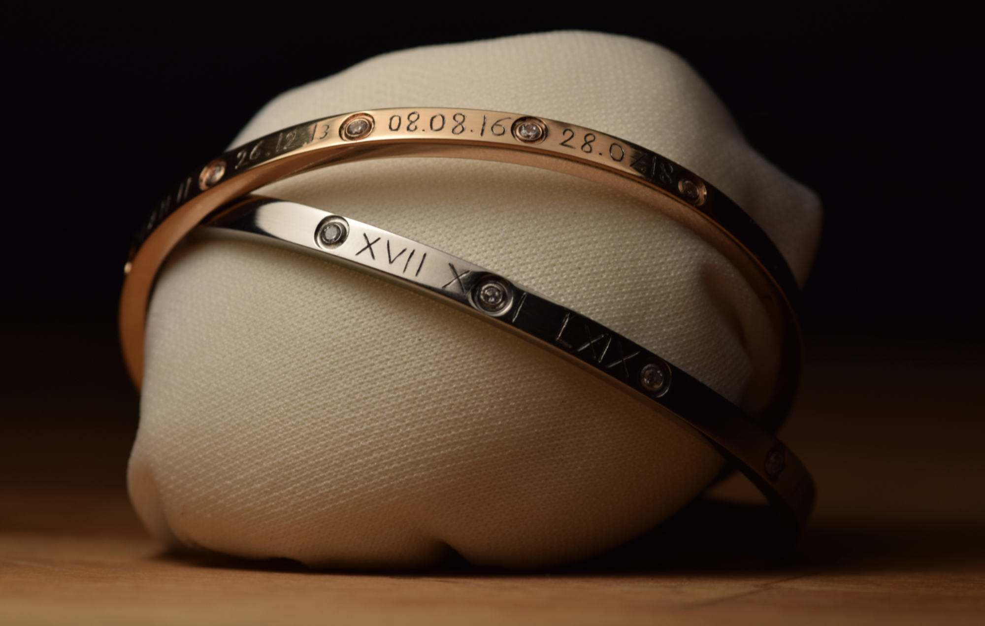 Bracelets personnalisés en métal argenté, gravés de dates importantes en chiffres romains