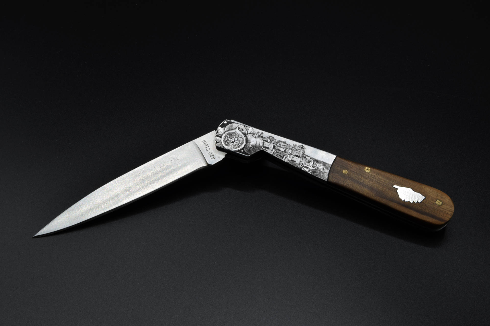 Gravure sur mesure : Figues en fond creux et Bonifacio sur mitre en inox, motif personnel