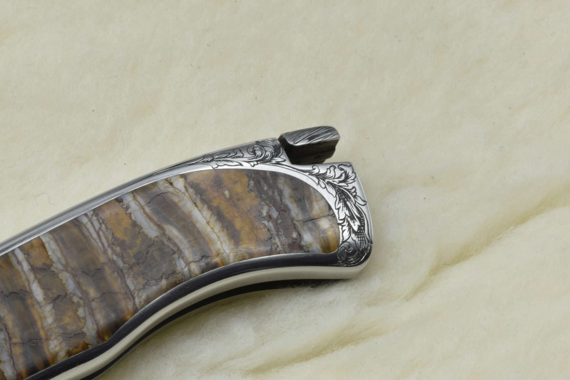 Vue arrière du couteau : gravée de feuille d'acanthe