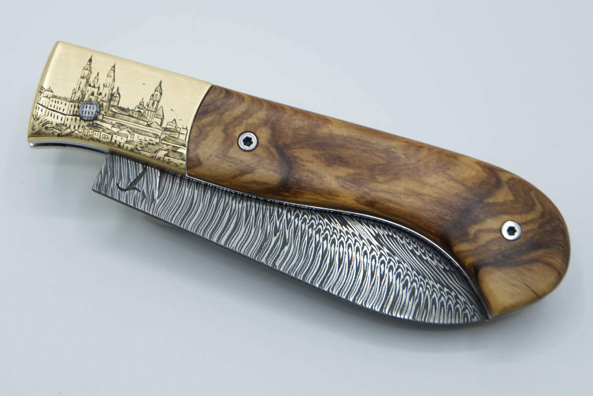 Gravure sur mitre en laiton : la cathédrale de Saint-Jacques, motif personnel réalisé à la main