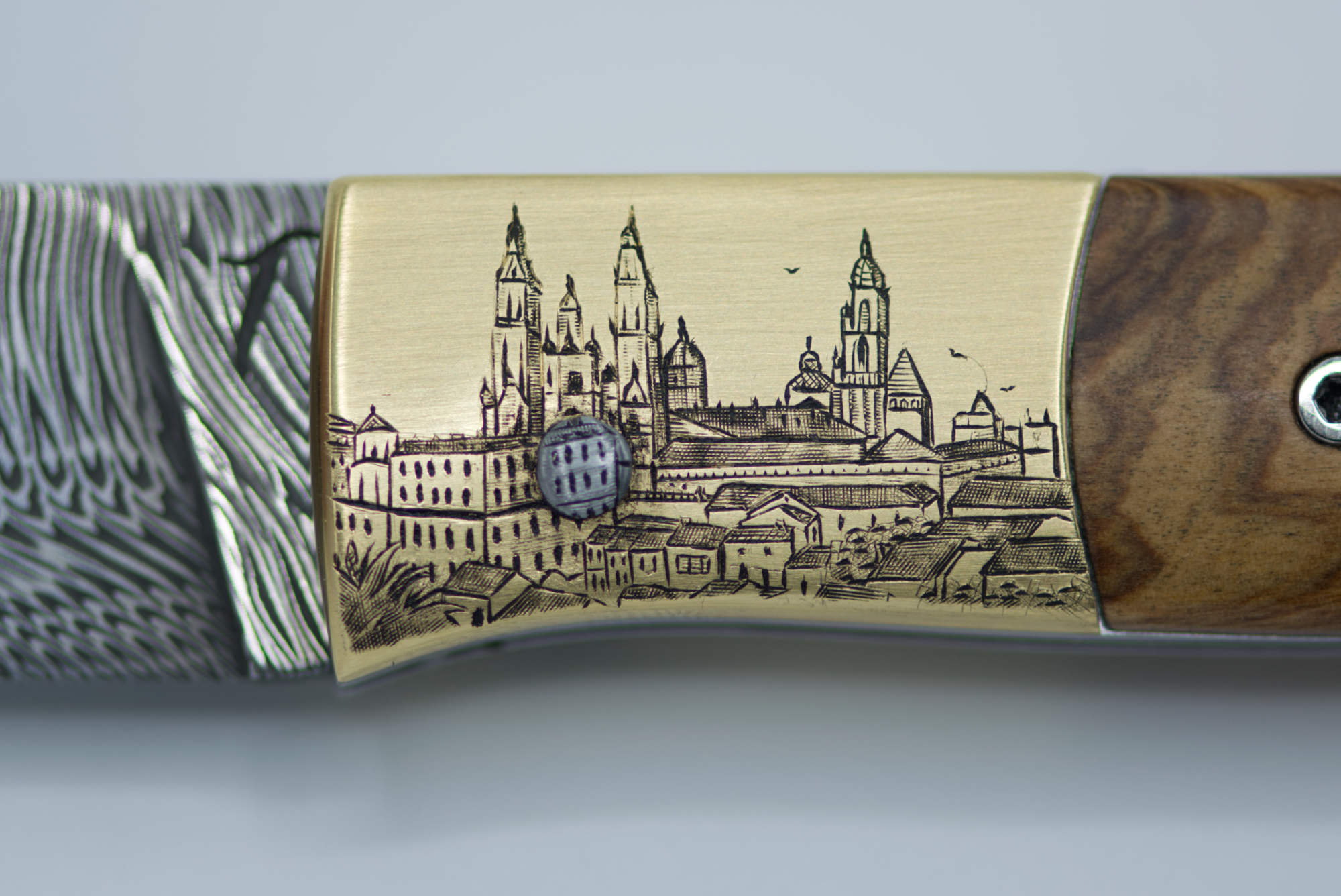 Mitre de couteau en laiton gravée sur mesure : Gros plan sur la cathédrale Saint-Jacques de Compostelle