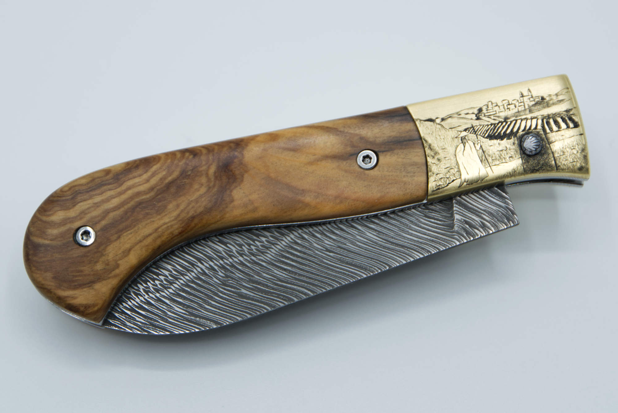 Mitre personnalisée : un pèlerin marchant vers Saint-Jacques de Compostelle, gravé au burin