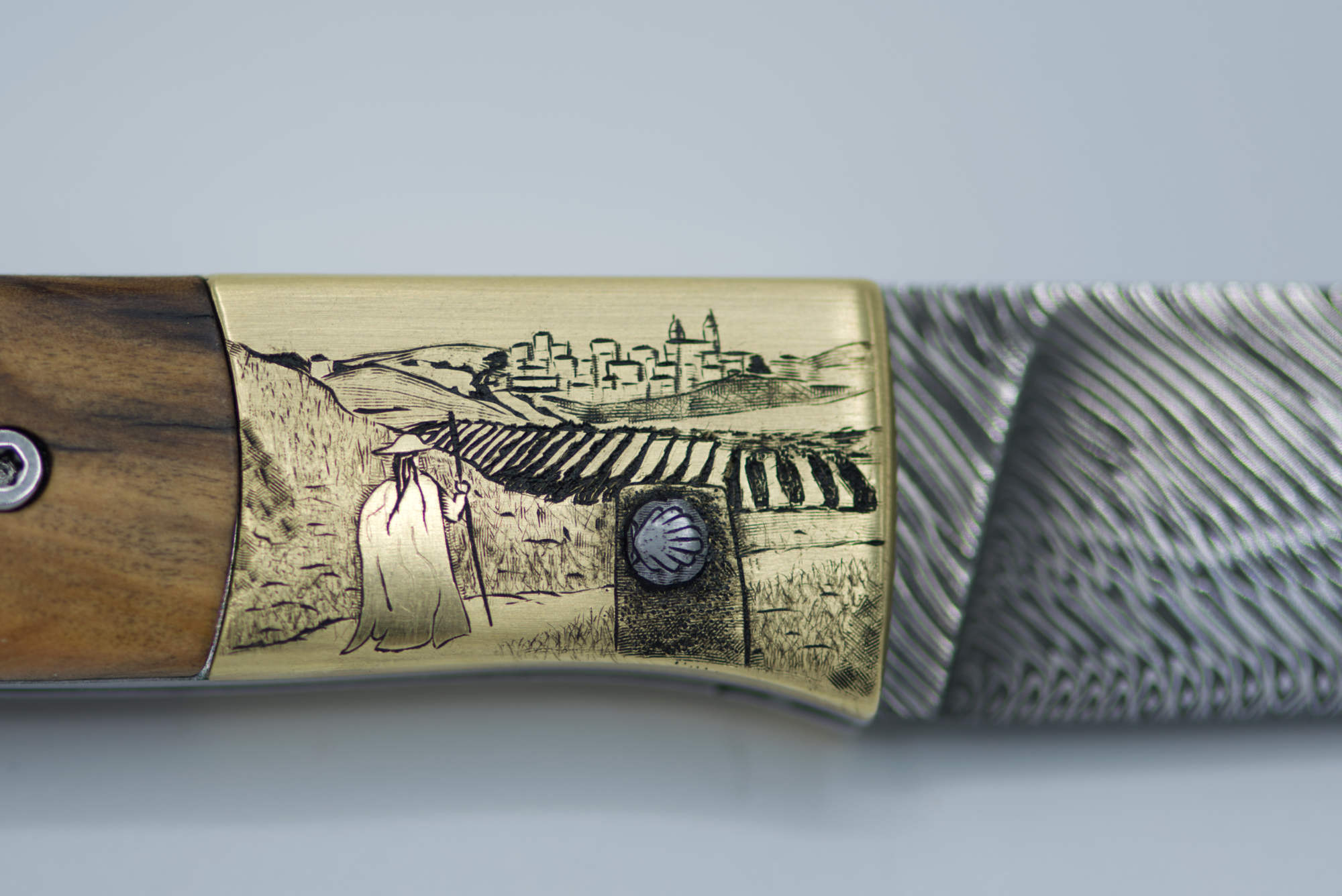 Gros plan : gravure du pèlerin en chemin vers Saint-Jacques de Compostelle sur mitre en laiton