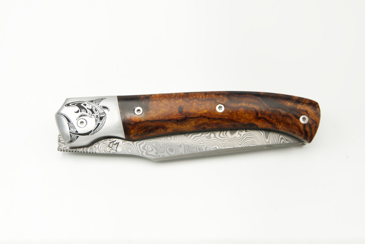 Couteau fermé personnalisé : gravure d'un Requin stylisé (motif Maoris) sur mitre en inox