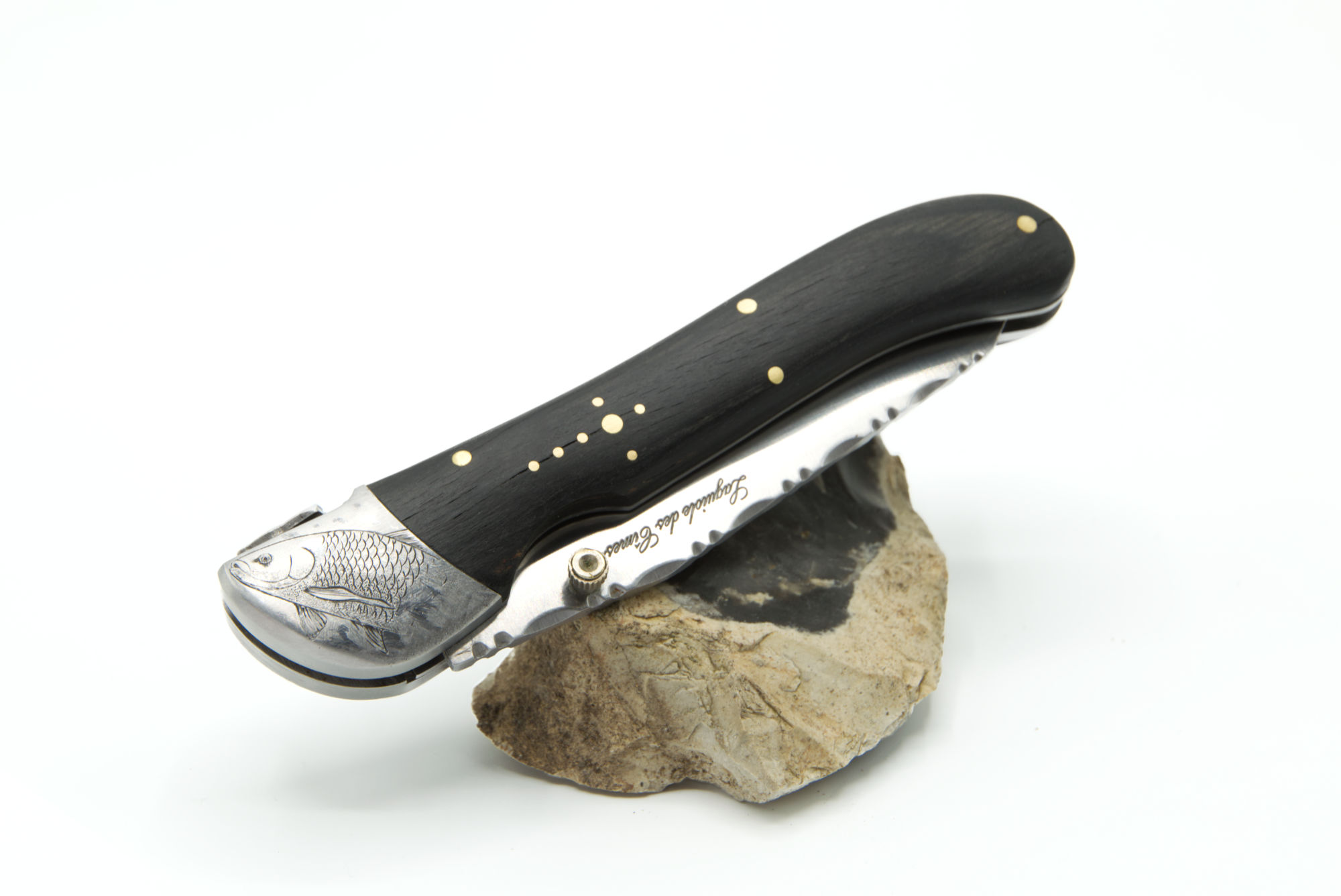 Mitre de couteau personnalisée : Carpe jaillissant de l’eau gravée à la main en taille douce