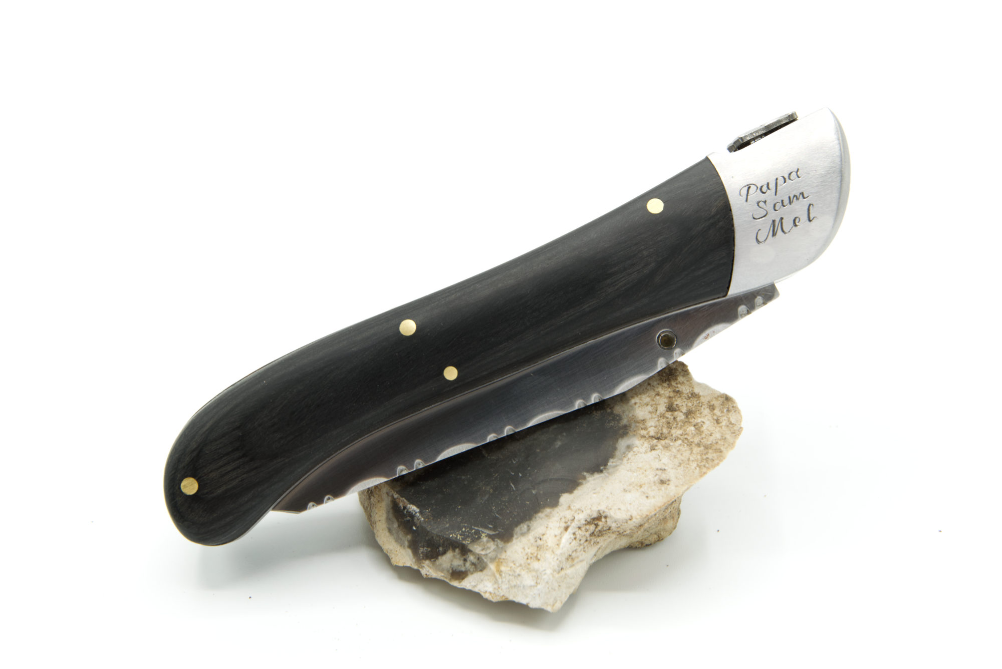 Gravure sur mesure : trois prénoms gravés à la main sur l'autre face de la mitre en inox