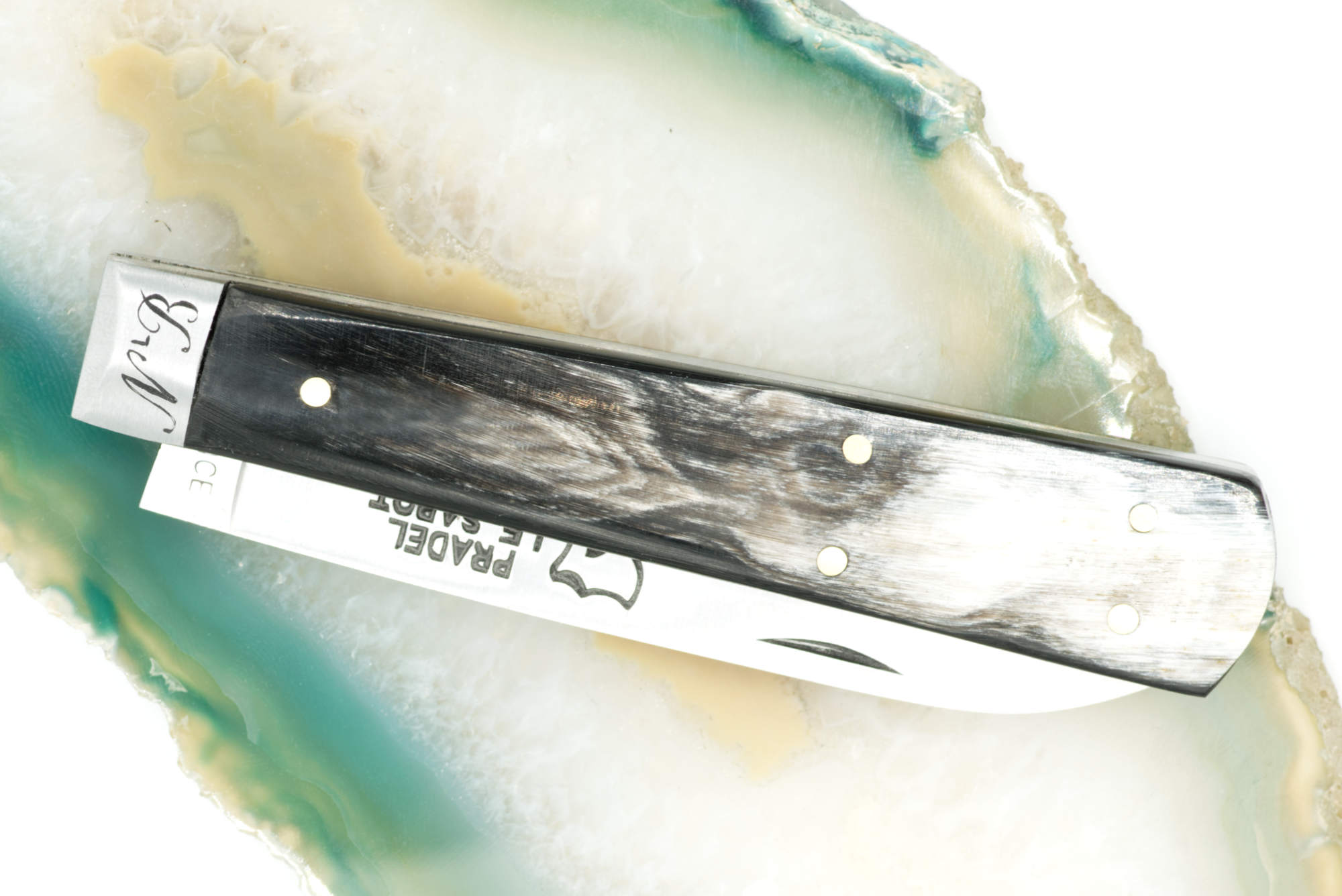 Couteau personnalisé : initiales N.B gravées à la main sur mitre en inox, technique taille douce