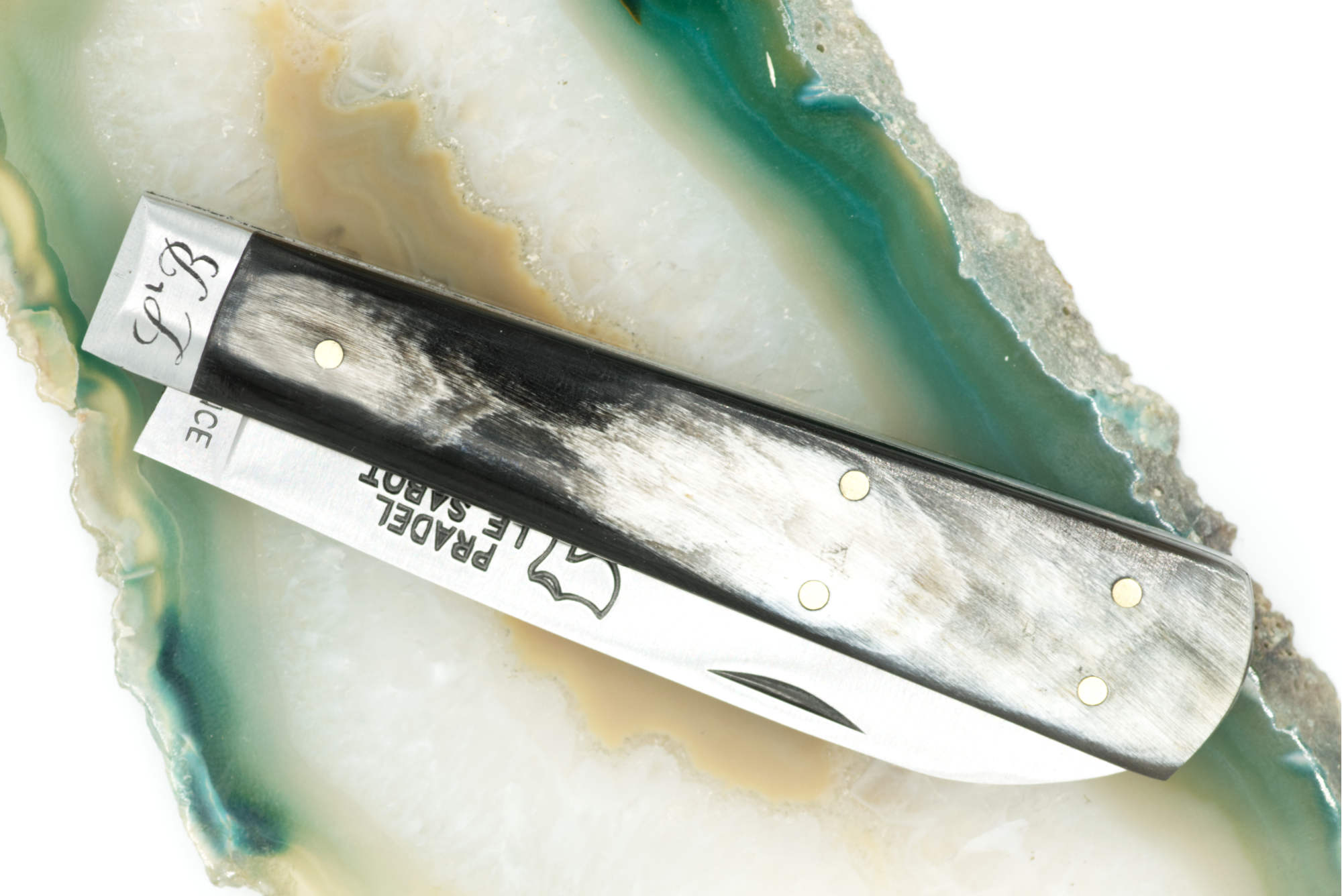 Couteau personnalisé : initiales L.B gravées à la main sur mitre en inox, technique taille douce