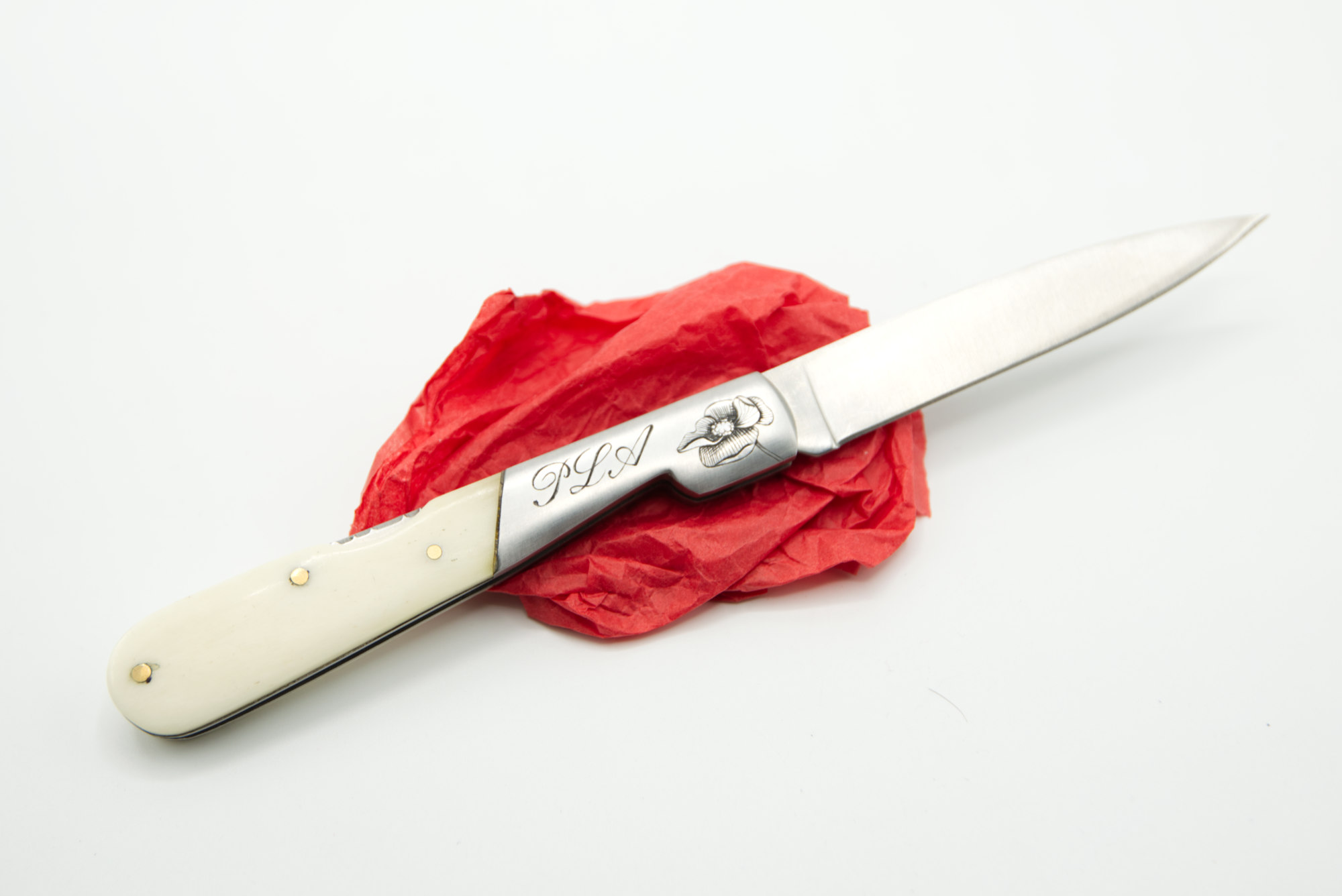 Mitre de couteau sur mesure : Coquelicot et initiales entrelacées gravés au burin