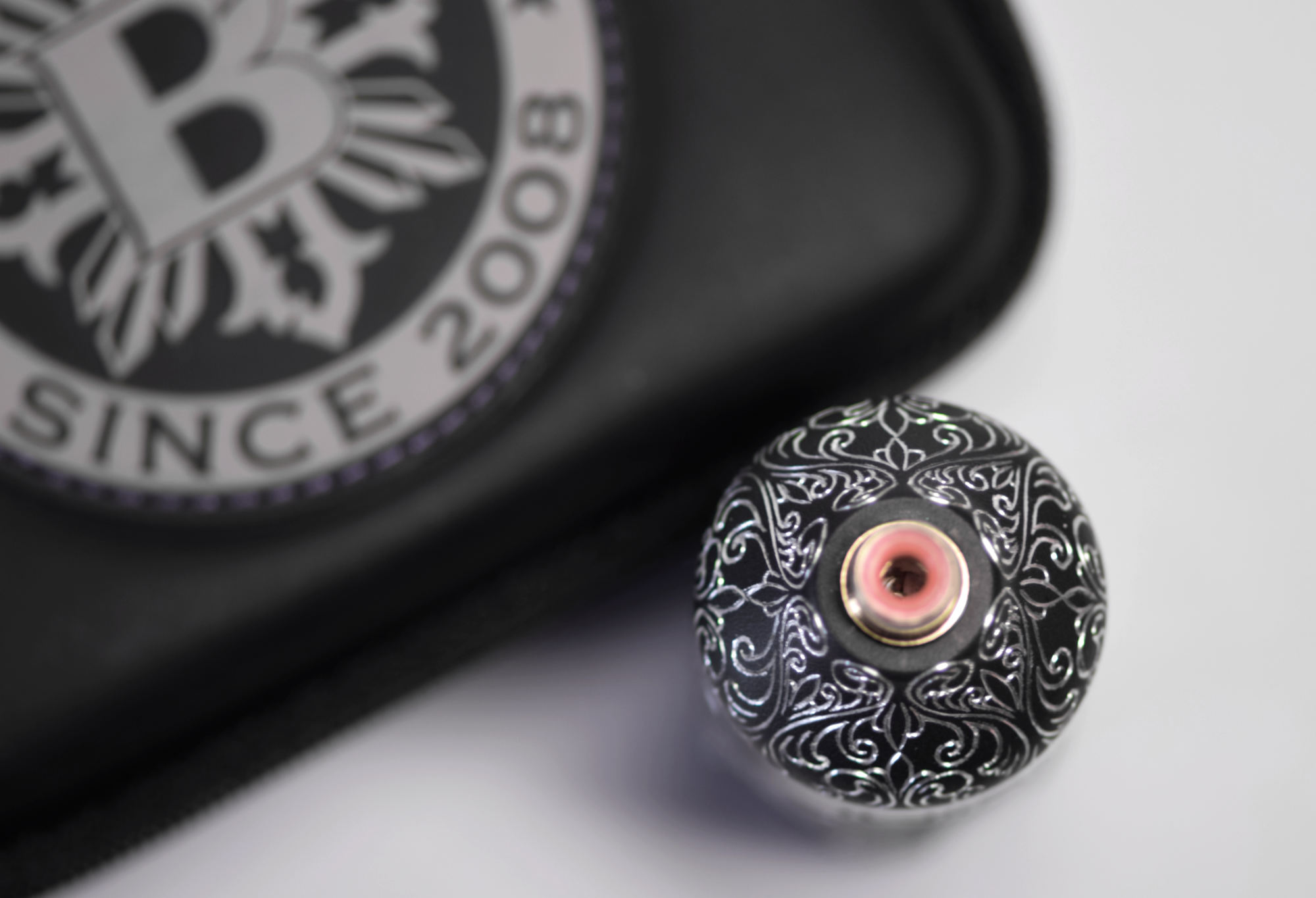 Dermographe gravé, vue de dessus sur les motifs