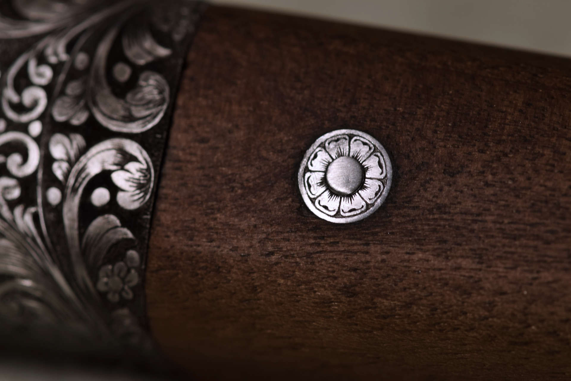 Détail gravure rivet de fusil, motif végétal en taille douce