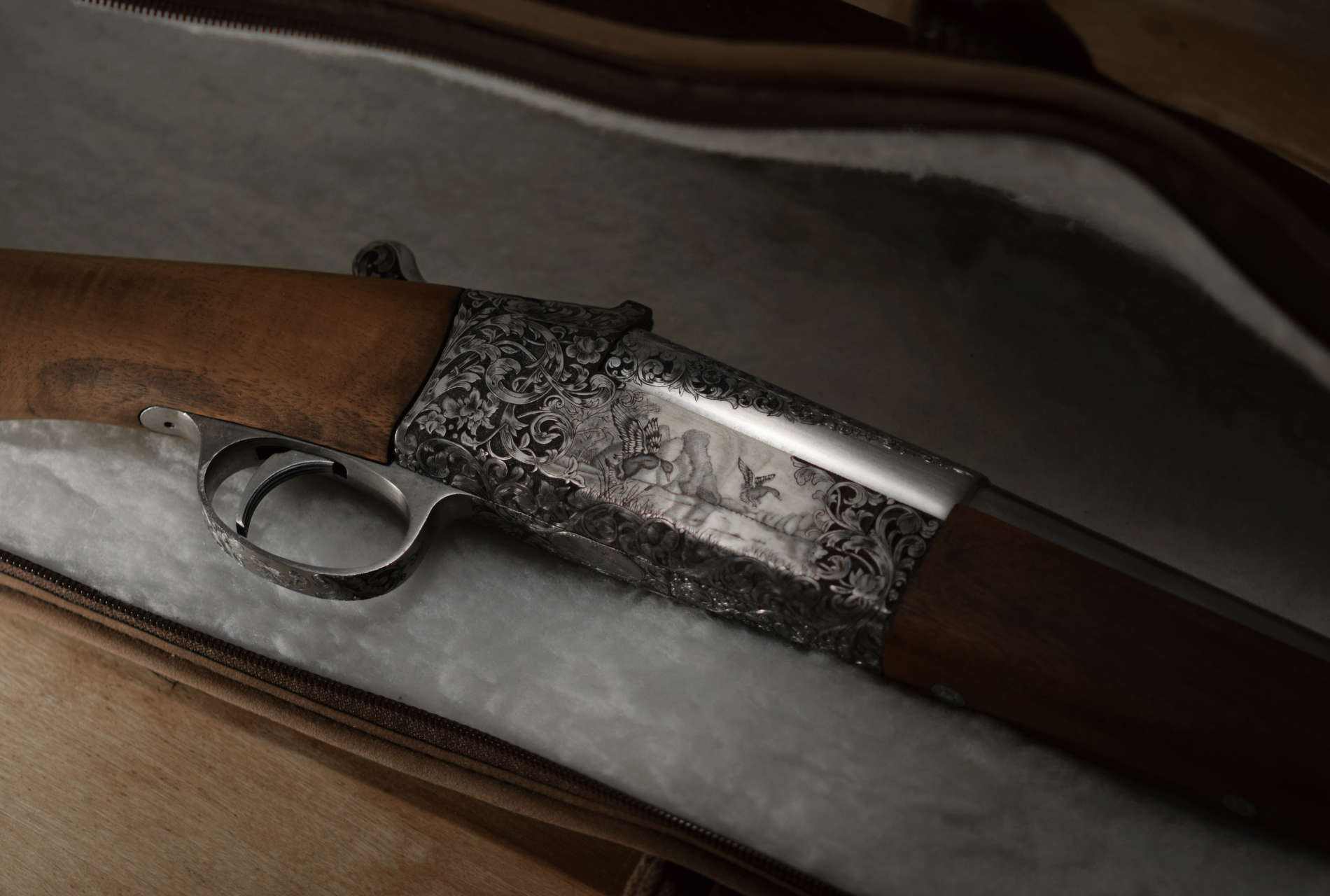 Gravure sur fusil de chasse Simplex, feuille d’acanthe en fond creux, scène de chasse en taille douce