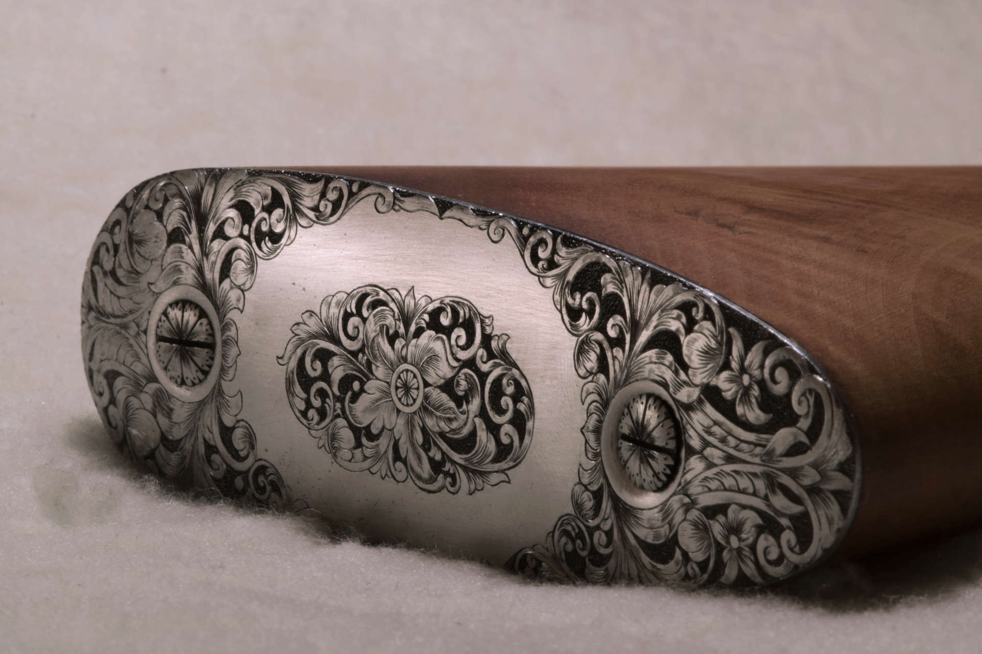 Plaque de couche de fusil gravée fond creux, macaron, Marie-Louise