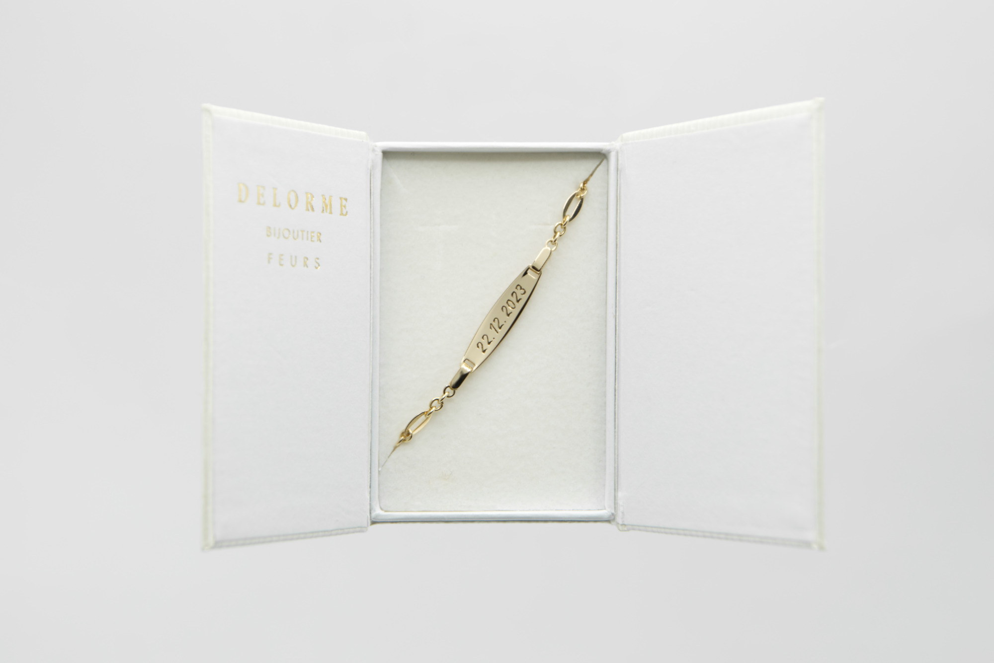 Date gravée main sur le verso d'une gourmette en or personnalisée