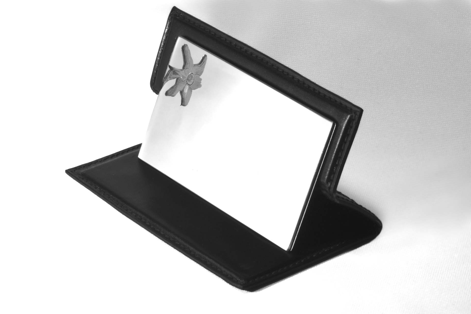 Miroir de poche en inox, motif narcisse gravé en taille douce