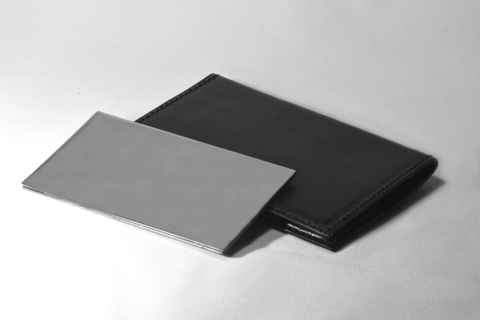 Miroir de poche gravé à la main avec pochette cuir réalisée en collaboration