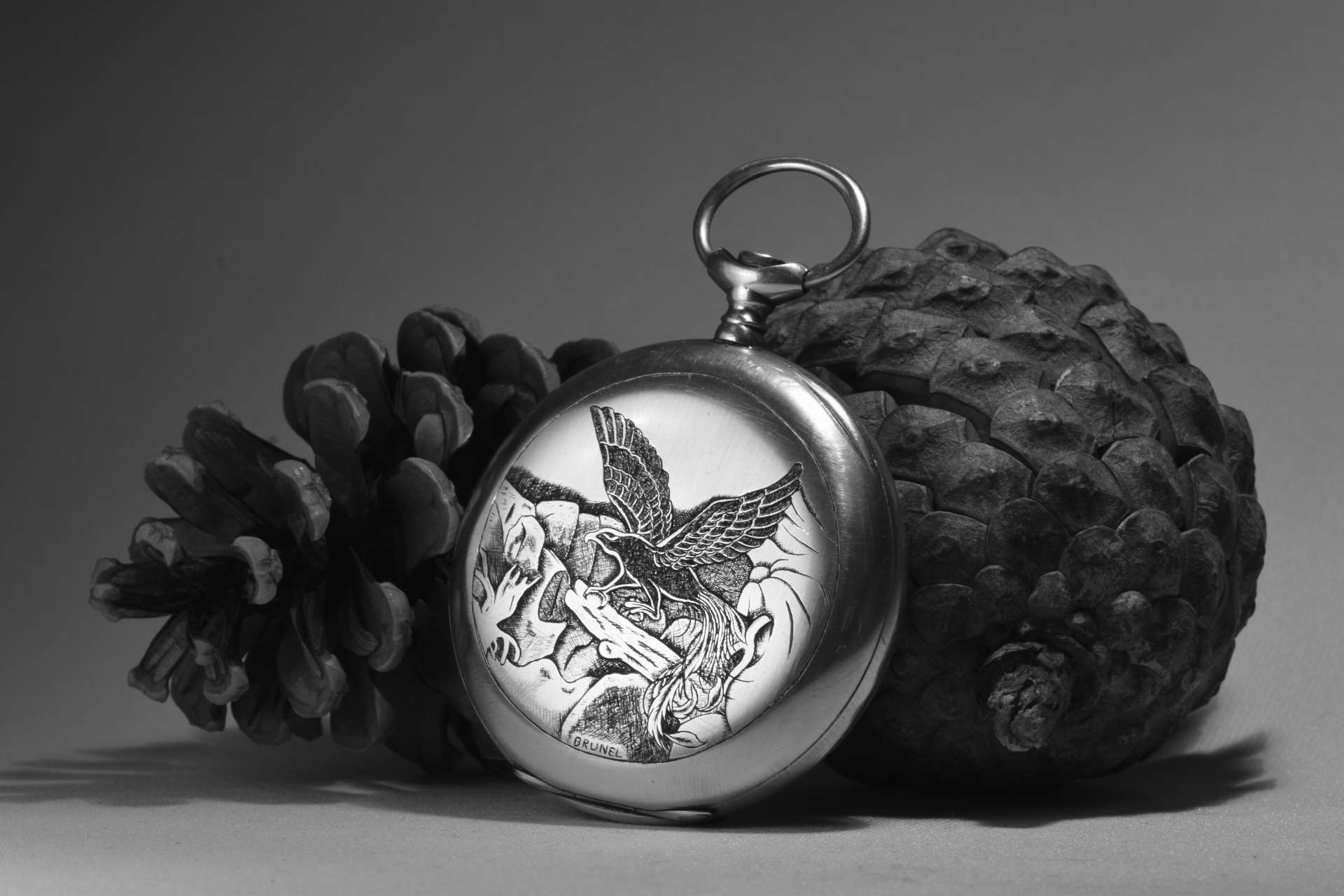 Recto de montre gousset en argent gravée à la main, motifs aigle et nature en taille douce