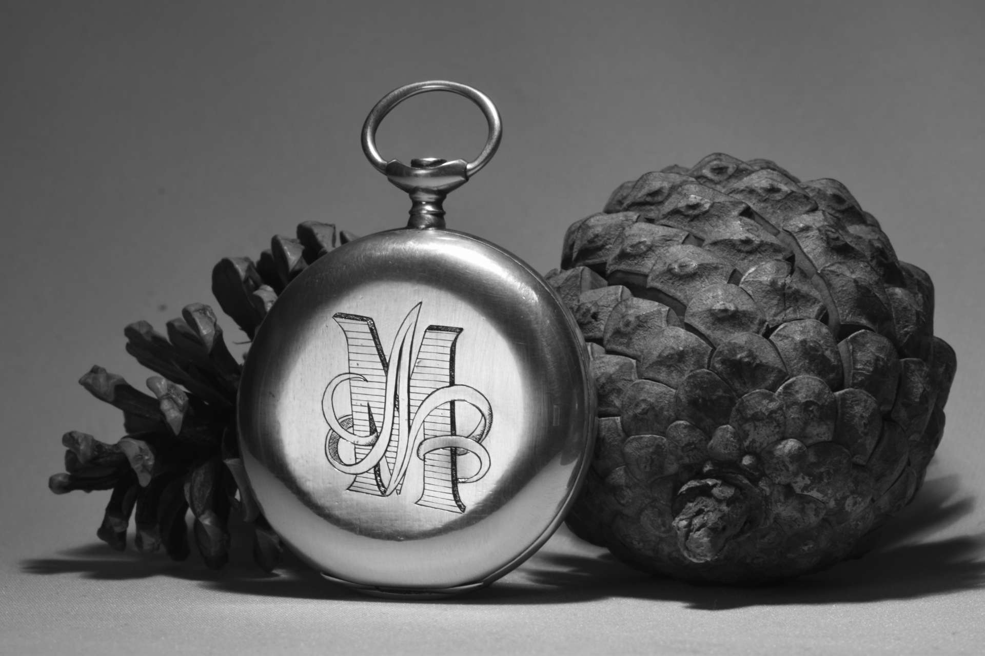 Verso de montre gousset en argent gravée à la main, initiales entrelacées