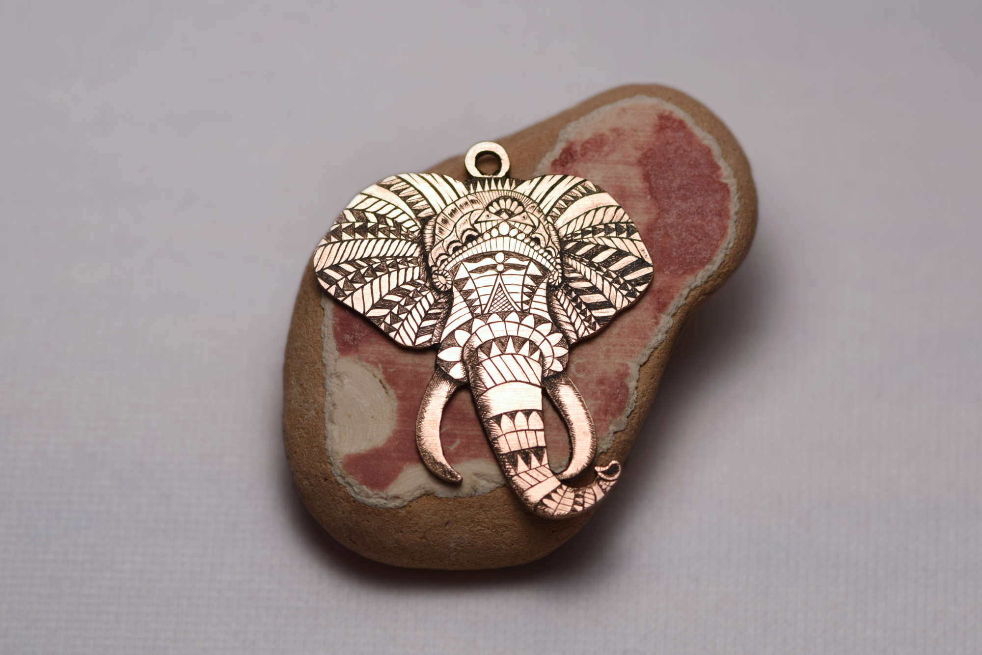 Pendentif en cuivre gravé sur mesure : motif d’éléphant en taille douce