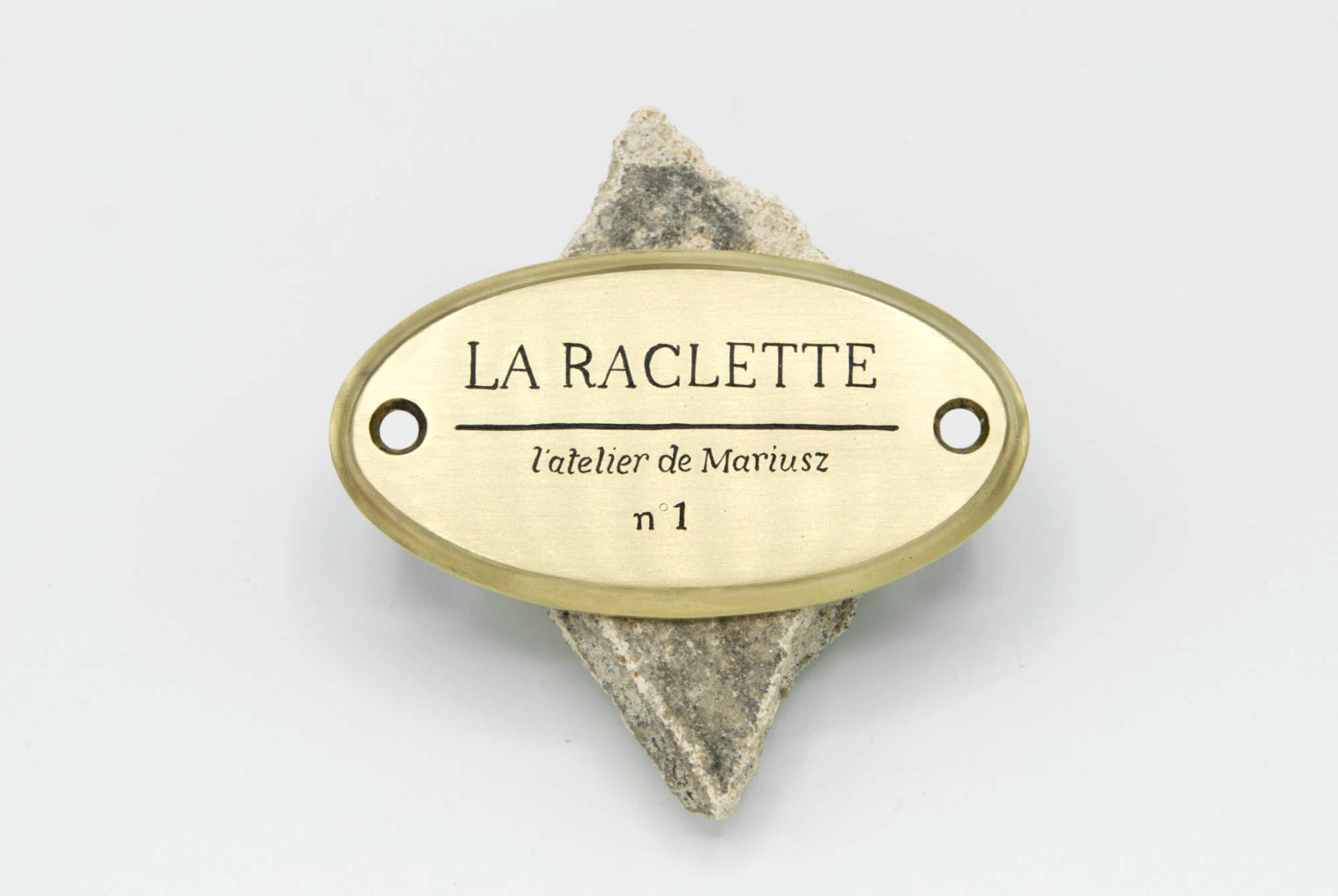 Plaque en laiton gravée en taille douce, lettrage sur mesure