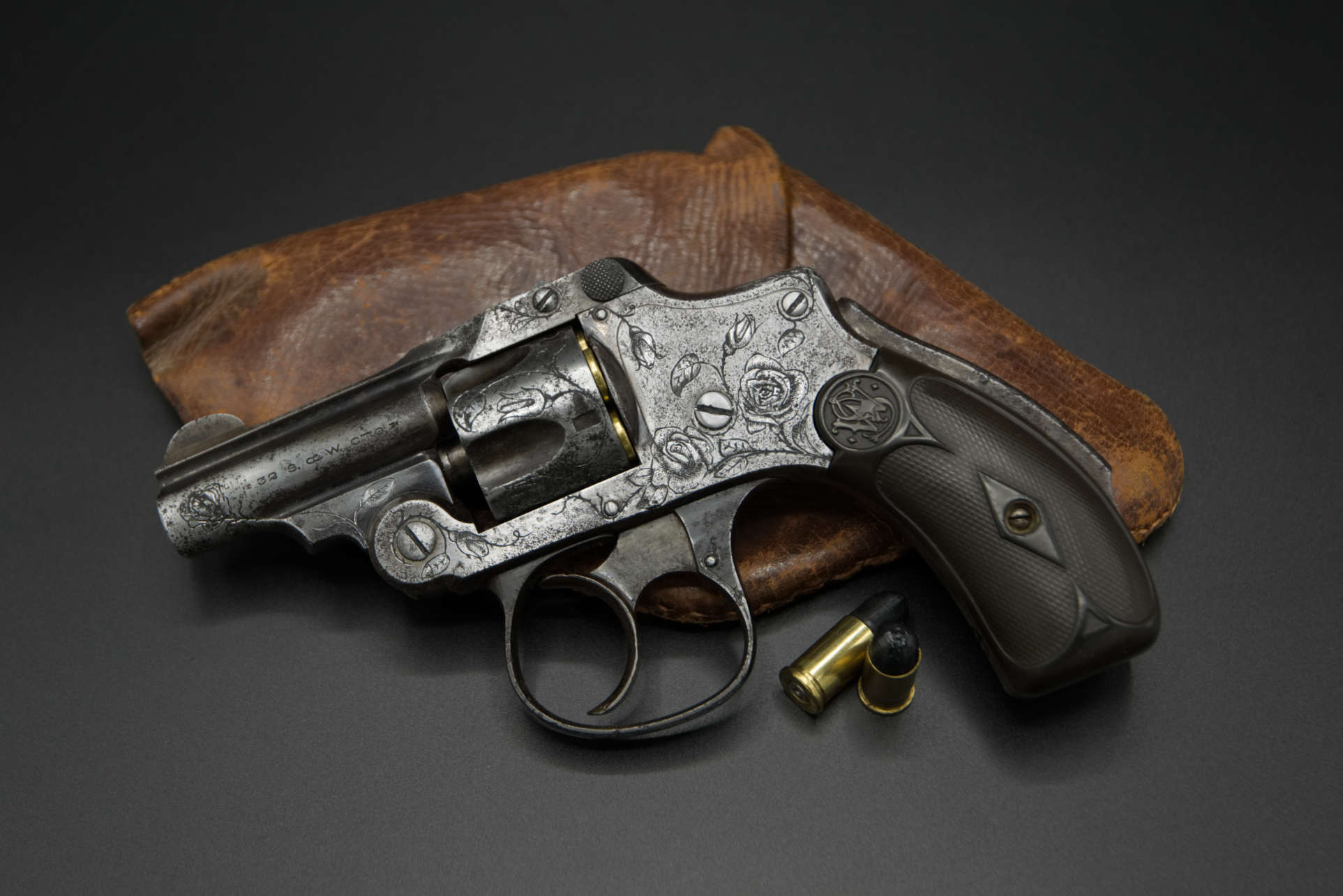 Revolver Smith & Wesson entièrement gravé, motif roses en taille douce