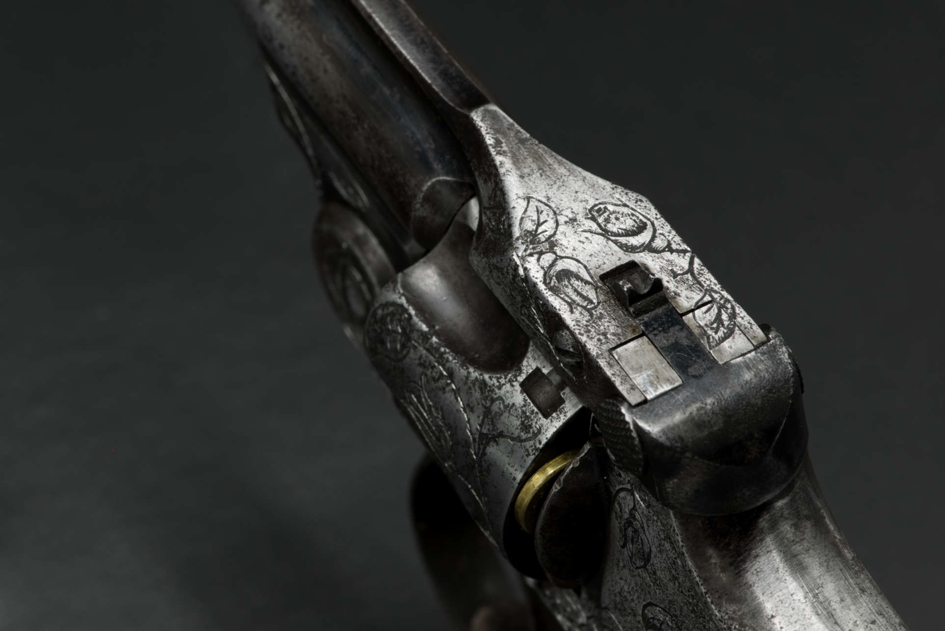 Détail gravure revolver Smith & Wesson, roses en taille douce